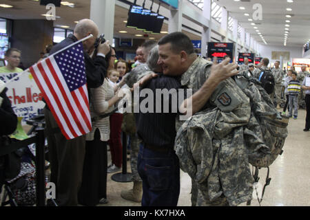 Salt Lake City, Utah - environ 20 soldats affectés à la Garde nationale de l'Armée de l'Utah's 204e Brigade d'amélioration de Manœuvre est retourné à l'Utah dans leurs 10 mois de déploiement au Kosovo. La mission de ces soldats de la 204e a été à l'appui de l'OTAN au Kosovo 17, offrant un environnement sûr et sécuritaire au Kosovo en tant que troisième derrière l'intervention de la police du Kosovo et la mission EULEX (règle de droit européen au Kosovo). Banque D'Images