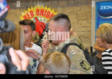 Dix-huit membres de la 65e Brigade d'artillerie de rentrer d'un 12 mois de déploiement en Afghanistan où ils ont servi de conseiller et d'aider les forces de sécurité les membres de l'équipe. Banque D'Images