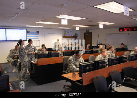 Les membres de la Garde nationale de l'Utah participer au Centre d'opérations conjoint dans le cadre de la formation l'exercice Vigilant Guard Utah 2014, # VGUT14, au siège de la Garde nationale de l'Utah en Draper, Utah, le 2 novembre 2014. Banque D'Images