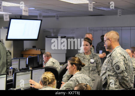 Les membres de la Garde nationale de l'Utah participer au Centre d'opérations conjoint dans le cadre de la formation l'exercice Vigilant Guard Utah 2014, # VGUT14, au siège de la Garde nationale de l'Utah en Draper, Utah, le 2 novembre 2014. Banque D'Images