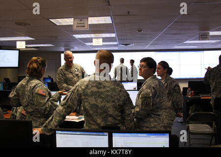 Les membres de la Garde nationale de l'Utah participer au Centre d'opérations conjoint dans le cadre de la formation l'exercice Vigilant Guard Utah 2014, # VGUT14, au siège de la Garde nationale de l'Utah en Draper, Utah, le 2 novembre 2014. Banque D'Images