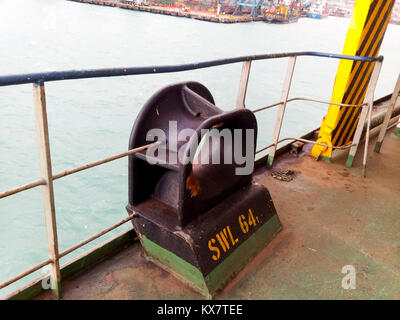 Borne d'amarrage sur les ponts d'un port industriel. Banque D'Images