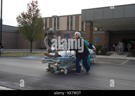 Les soldats de la Garde nationale et Davis Comté Personnel médical sur les patients simulés de charge à un hélicoptère Blackhawk au Davis Medical Center de Layton, Utah, le 5 novembre 2014. L'exercice nous permet de personnel militaire et civil pour travailler ensemble pour mieux se préparer si un désastre naturel se produisait. (U.S. Photo de l'armée par le Sgt. Michael Harvie/relâché). Banque D'Images