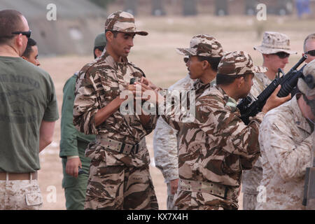 Les Marines, soldats marocains sur la tactique non létales, armes au cours de l'African Lion '10 Banque D'Images