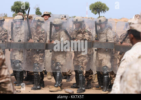 Les Marines, soldats marocains sur la tactique non létales, armes au cours de l'African Lion '10 Banque D'Images