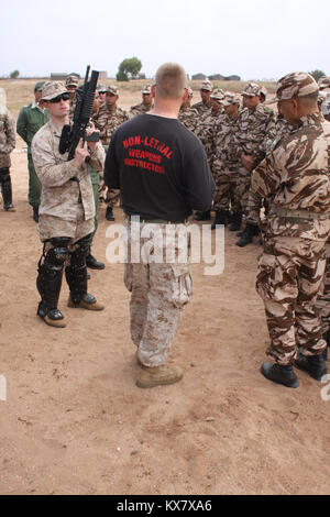 Les Marines, soldats marocains sur la tactique non létales, armes au cours de l'African Lion '10 Banque D'Images