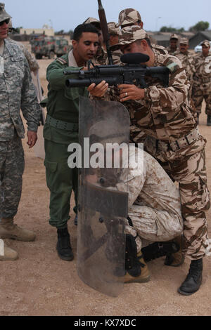 Les Marines, soldats marocains sur la tactique non létales, armes au cours de l'African Lion '10 Banque D'Images