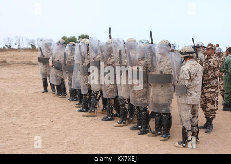 Les Marines, soldats marocains sur la tactique non létales, armes au cours de l'African Lion '10 Banque D'Images