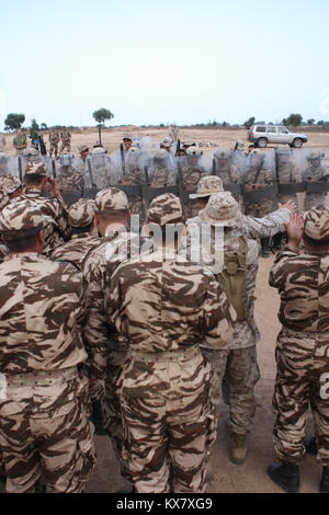 Les Marines, soldats marocains sur la tactique non létales, armes au cours de l'African Lion '10 Banque D'Images