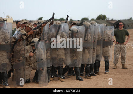 Les Marines, soldats marocains sur la tactique non létales, armes au cours de l'African Lion '10 Banque D'Images