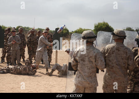 Les Marines, soldats marocains sur la tactique non létales, armes au cours de l'African Lion '10 Banque D'Images