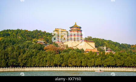 Parfum bouddhiste (l'encens) et de la mer de la sagesse des temples vu depuis le Lac de Kunming. Summer Palace, Beijing, Chine Banque D'Images