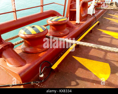 Borne d'amarrage sur les ponts d'un port industriel. Banque D'Images