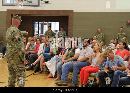 Le Major Shawn Fuellenbach assume le commandement du 2e bataillon du 222e d'artillerie sur le terrain du lieutenant-colonel Chris Caldwell lors d'une cérémonie de changement effectué à la Cedar City armory 5 juin 2016. Banque D'Images