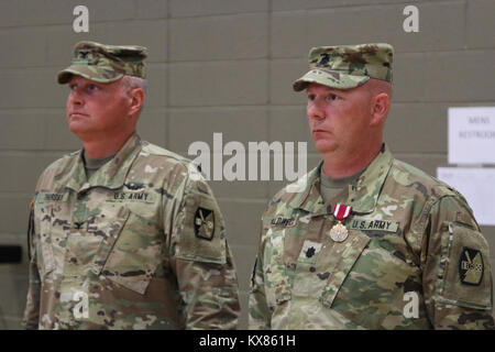 Le Major Shawn Fuellenbach assume le commandement du 2e bataillon du 222e d'artillerie sur le terrain du lieutenant-colonel Chris Caldwell lors d'une cérémonie de changement effectué à la Cedar City armory 5 juin 2016. Banque D'Images