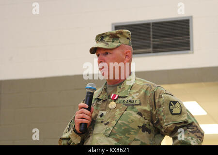 Le Major Shawn Fuellenbach assume le commandement du 2e bataillon du 222e d'artillerie sur le terrain du lieutenant-colonel Chris Caldwell lors d'une cérémonie de changement effectué à la Cedar City armory 5 juin 2016. Banque D'Images