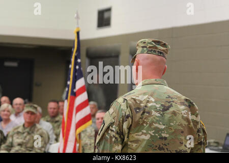 Le Major Shawn Fuellenbach assume le commandement du 2e bataillon du 222e d'artillerie sur le terrain du lieutenant-colonel Chris Caldwell lors d'une cérémonie de changement effectué à la Cedar City armory 5 juin 2016. Banque D'Images