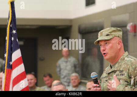 Le Major Shawn Fuellenbach assume le commandement du 2e bataillon du 222e d'artillerie sur le terrain du lieutenant-colonel Chris Caldwell lors d'une cérémonie de changement effectué à la Cedar City armory 5 juin 2016. Banque D'Images