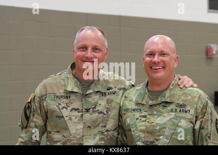 Le Major Shawn Fuellenbach assume le commandement du 2e bataillon du 222e d'artillerie sur le terrain du lieutenant-colonel Chris Caldwell lors d'une cérémonie de changement effectué à la Cedar City armory 5 juin 2016. Banque D'Images