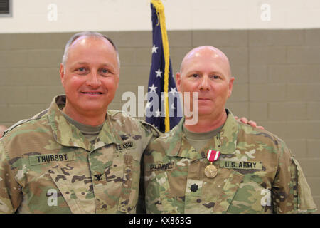 Le Major Shawn Fuellenbach assume le commandement du 2e bataillon du 222e d'artillerie sur le terrain du lieutenant-colonel Chris Caldwell lors d'une cérémonie de changement effectué à la Cedar City armory 5 juin 2016. Banque D'Images