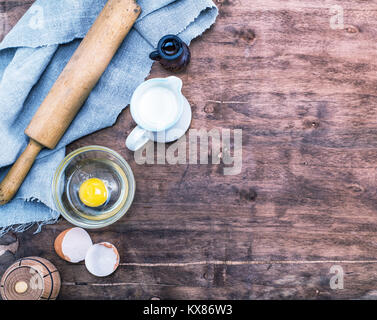 Produits et ingrédients pour faire la pâte sur une table brune, l'espace vide sur la droite Banque D'Images