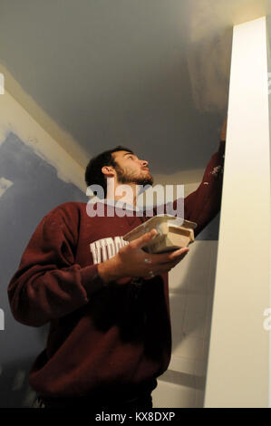 La galène, AK - United Methodist volunteer Alex Hunt de Salem, Virginie, les peintures des murs dans la maison de Paddy Nollner, dont la maison a été endommagée par les inondations printanières. Alaska a subi de graves inondations le long de la rivière Yukon en mai et juin après un hiver plus long que la normale et rapide des températures. Un embâcle sur la rivière s'est produit près de la galène qui ont provoqué des inondations et des dommages à grande échelle par de l'eau élevé et de grandes plaques de glace. État, locaux et fédéraux, les organismes bénévoles continuent de donner la priorité à la réparation d'un refuge pour réduire le besoin d'abri d'hiver. - Dans la galène, AK. Banque D'Images