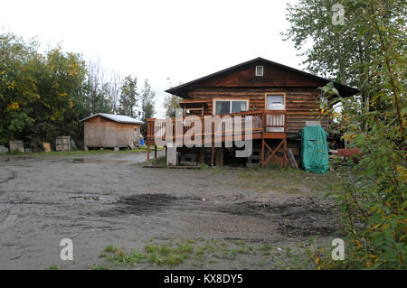 La galène, AK - Disciples du Christ et United Methodist bénévoles travaillent à l'intérieur de la maison, dont la maison Nollner Paddy a été endommagé par les inondations printanières. Alaska a subi de graves inondations le long de la rivière Yukon en mai et juin après un hiver plus long que la normale et rapide des températures. Un embâcle sur la rivière s'est produit près de la galène qui ont provoqué des inondations et des dommages à grande échelle par de l'eau élevé et de grandes plaques de glace. État, locaux et fédéraux, les organismes bénévoles continuent de donner la priorité à la réparation d'un refuge pour réduire le besoin d'abri d'hiver. - Dans la galène, AK. Banque D'Images