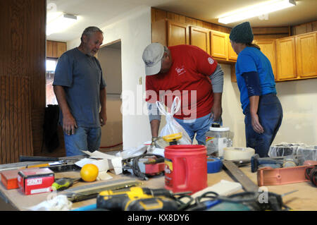 La galène, AK - Disciples du Christ et United Methodist bénévoles travaillent à l'intérieur de la maison, dont la maison Nollner Paddy a été endommagé par les inondations printanières. Alaska a subi de graves inondations le long de la rivière Yukon en mai et juin après un hiver plus long que la normale et rapide des températures. Un embâcle sur la rivière s'est produit près de la galène qui ont provoqué des inondations et des dommages à grande échelle par de l'eau élevé et de grandes plaques de glace. État, locaux et fédéraux, les organismes bénévoles continuent de donner la priorité à la réparation d'un refuge pour réduire le besoin d'abri d'hiver. - Dans la galène, AK. Banque D'Images