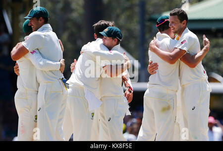 Les joueurs de l'Australie célébrer remportant le quatrième essai pendant cinq jours les cendres test match au Sydney Cricket Ground. Banque D'Images