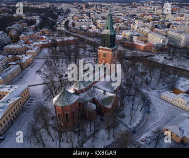 Turku, Finlande - Janvier 7th, 2018 - High angle Vue aérienne de la Cathédrale de Turku à matin d'hiver avec le centre-ville en arrière-plan Banque D'Images