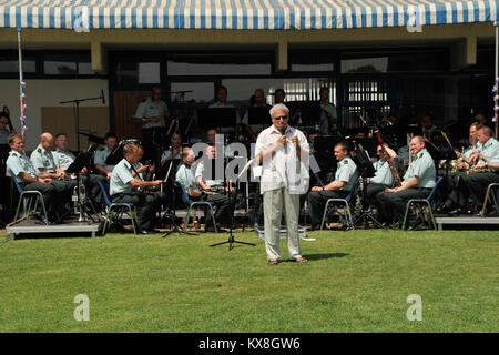 Rabat, Maroc - La Garde nationale de l'Utah de l'Armée du 23e à Rabat American School célébrant le jour de l'indépendance des États-Unis le 4 juillet. Commandé par l'Adjudant-chef Denny Saunders, le groupe effectue dans ces différentes équipes musicales : la 23e Cérémonie Army Band, le groupe de rock appelé "Article 15", le combo de jazz, le quintette appelé "cinq étoiles" en laiton et autres ensambles. La Garde nationale de l'Utah a établi un partenariat par le biais de la Garde nationale de l'état du programme de partenariat avec le Maroc il y a plus de sept ans. Depuis 2004 plus de 75 événements ont été conduc Banque D'Images