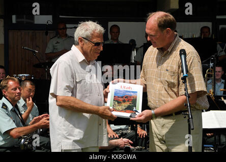 Rabat, Maroc - La Garde nationale de l'Utah de l'Armée du 23e à Rabat American School célébrant le jour de l'indépendance des États-Unis le 4 juillet. Commandé par l'Adjudant-chef Denny Saunders, le groupe effectue dans ces différentes équipes musicales : la 23e Cérémonie Army Band, le groupe de rock appelé "Article 15", le combo de jazz, le quintette appelé "cinq étoiles" en laiton et autres ensambles. La Garde nationale de l'Utah a établi un partenariat par le biais de la Garde nationale de l'état du programme de partenariat avec le Maroc il y a plus de sept ans. Depuis 2004 plus de 75 événements ont été conduc Banque D'Images