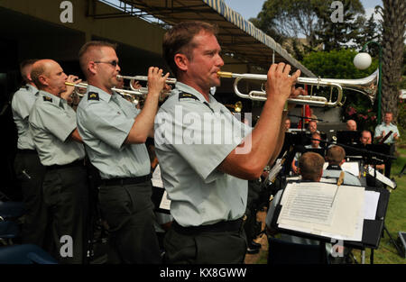 Rabat, Maroc - La Garde nationale de l'Utah de l'Armée du 23e à Rabat American School célébrant le jour de l'indépendance des États-Unis le 4 juillet. Commandé par l'Adjudant-chef Denny Saunders, le groupe effectue dans ces différentes équipes musicales : la 23e Cérémonie Army Band, le groupe de rock appelé "Article 15", le combo de jazz, le quintette appelé "cinq étoiles" en laiton et autres ensambles. La Garde nationale de l'Utah a établi un partenariat par le biais de la Garde nationale de l'état du programme de partenariat avec le Maroc il y a plus de sept ans. Depuis 2004 plus de 75 événements ont été conduc Banque D'Images