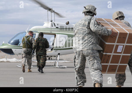 PROVO, Utah - La compagnie de troupes spéciales 197th (A) a accueilli le personnel de l'armée américaine avec ses homologues de l'Ouganda (UPDF) du 7 au 15 février pour la livraison aérienne de familiarisation du système et des opérations à l'appui des objectifs de l'exercice 2011 Chute de l'ATLAS. ATLAS DROP est un rapport conjoint sur l'exercice de livraison aérienne qui regroupe le personnel de l'armée américaine avec leurs homologues de l'UPDF. Chute de l'ATLAS a été lancé en 1996 dans le cadre d'un commandement européen-américain parrainé l'exercice, visant à favoriser le transfert d'apprentissage et de l'interopérabilité entre les deux armées dans une entreprise sont bilatérales, les op Banque D'Images