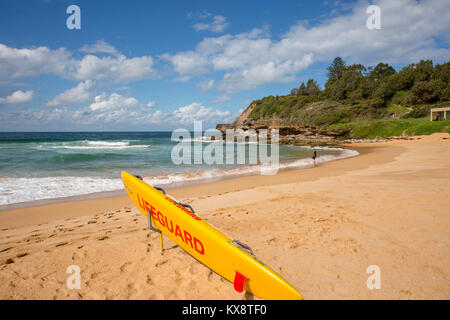 Planche de sauvetage jaune utilisée pour aider les gens dans l'eau je détresse sur warriewood beach, Sydney, Australie Banque D'Images