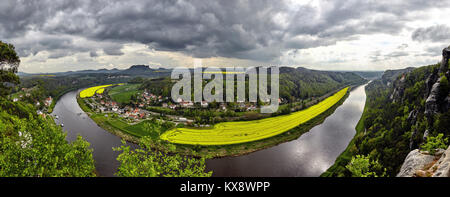 Vue panoramique de la Bastei sur la vallée de l'Elbe, des montagnes de grès de l'Elbe, Rathen, le Parc National de la Suisse Saxonne, Nationalpark Sachsische Schwei Banque D'Images