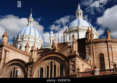 Cuenca est une beautifllly ville coloniale, avec de nombreux monuments historiques et trésors architecturaux. Cityscape - Vieille ville - La cathédrale de Dôme Banque D'Images