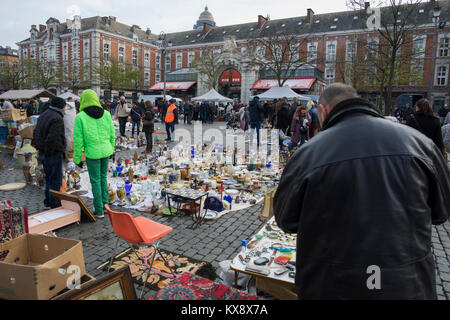 Bruxelles / Belgique - 25 novembre 2017 : marché aux puces des Marolles à Bruxelles avec des gens parcourant les étals des vendeurs et marchandises Banque D'Images