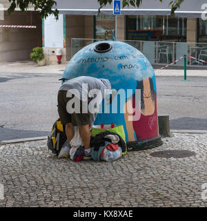 Banque de vêtements : vêtements colorés en recyclage contenant. Banque D'Images