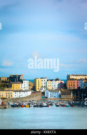 La marée haute à North Beach et le port de Tenby Dyfed en Galles du Sud Royaume-Uni Banque D'Images