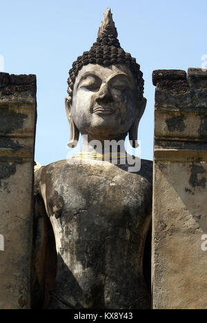 Bouddha Debout dans Wat Phra Si Ratana, Mahaphat Si Satchanalai, Thaïlande Banque D'Images