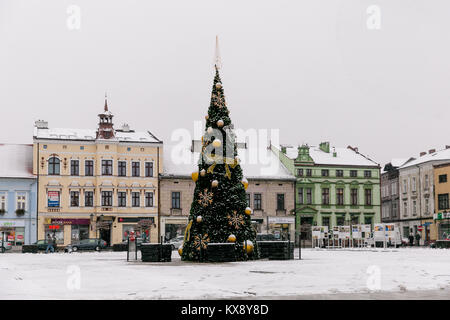 Arbre de Noël au centre de couvert de neige Grande Place Du Vieux Marché à Oswiecim en Pologne Banque D'Images