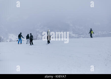 Skieurs et planchistes sur le bord d'une pente d'admirer une vue de la montagne Skrzyczne l'un des pics de la couronne polonaise avec une altitude de 1 257 m Banque D'Images