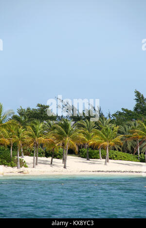 Belle plage tropicale avec sable blanc et mer turquiose sur Green Island, Antigua, Antilles. Avec copie espace vertical. Banque D'Images