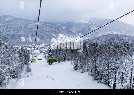 Télésiège de ski réunissant les skieurs et les surfeurs de la montagne Skrzyczne après les fortes chutes de neige sur une journée d'hiver brumeux de ski à Szczyrk en Pologne Banque D'Images