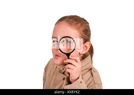 Girl detective avec loupe dans un imperméable sur un fond blanc Banque D'Images