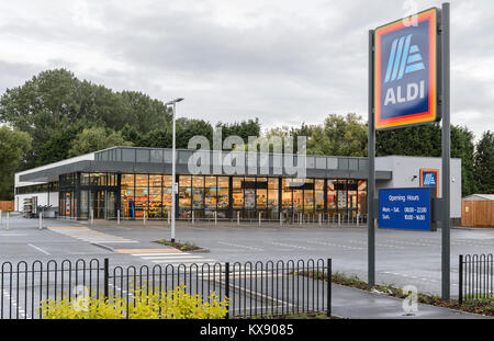 L'extérieur du magasin Aldi à Nuneaton, Warwickshire, Royaume-Uni. Banque D'Images