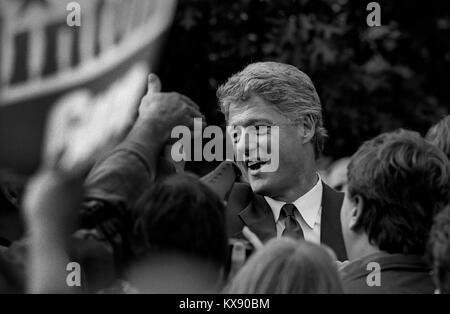 Bill Clinton en tant que gouverneur de l'Arkansas et le candidat présidentiel américain durant la campagne des élections présidentielles d'octobre 1992. Les numérisations effectuées en 2017. Vu ici : Le candidat Bill Clinton lors d'une réunion électorale dans l'ouest de Philadelphie. Des photographies sur la route sur la campagne électorale présidentielle 1992 trail de Philadelphia et les états de l'est à Atlanta en Géorgie. Clinton est devenu le 42e président des États-Unis deux mandats de 1993 à 2001. Banque D'Images