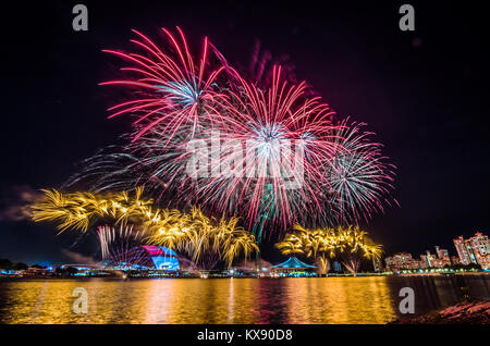 D'artifice pour la fête nationale de Singapour qui célèbre chaque année le 9 août, en commémoration de l'indépendance de Singapour en 1965. Banque D'Images