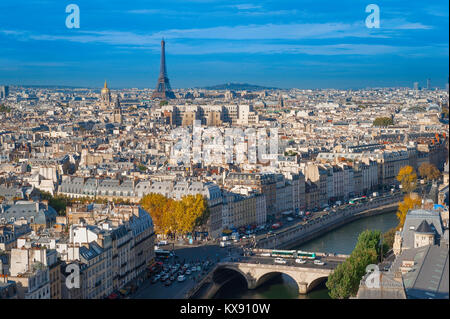 Paris, vue aérienne à l'ouest de Paris au-dessus des toits de la rive gauche vers la Tour Eiffel sur la ville, France. Banque D'Images